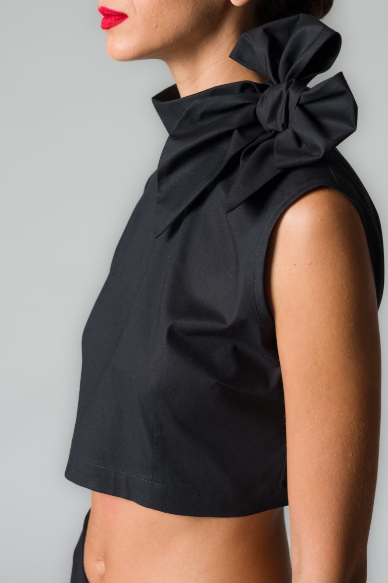 Camicia donna cropped nera in cotone con sciarpina - immagine 2