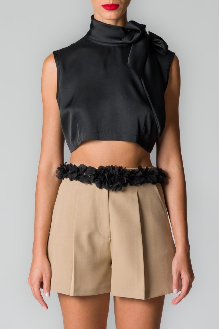 Camicia donna cropped nera in satin stretch con sciarpina - immagine 3