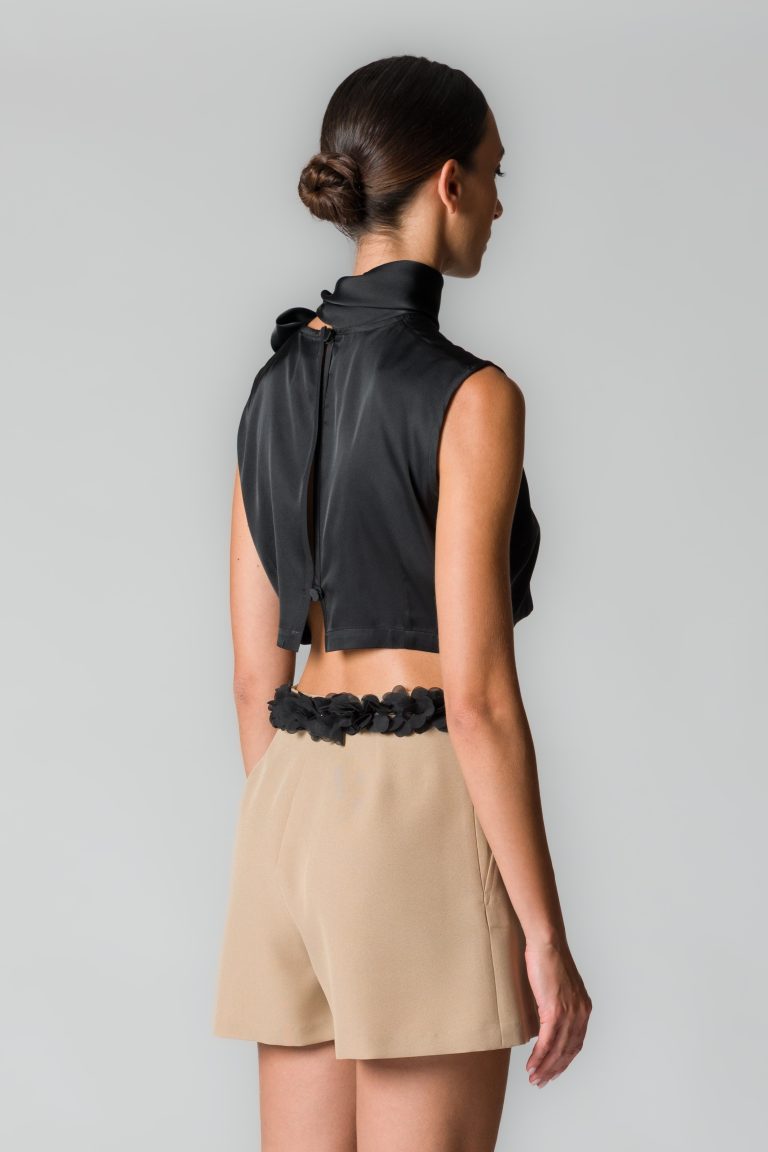 Camicia donna cropped nera in satin stretch con sciarpina - immagine 4