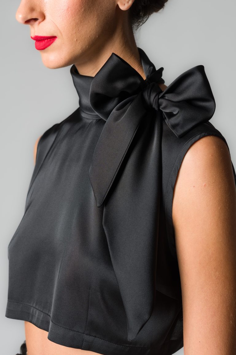 Camicia donna cropped nera in satin stretch con sciarpina - immagine 2