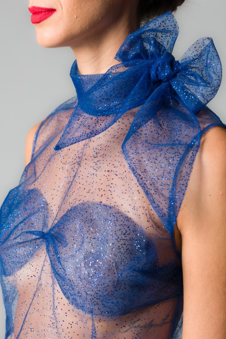 Camicia donna blu cropped in tulle con sciarpina - immagine 2